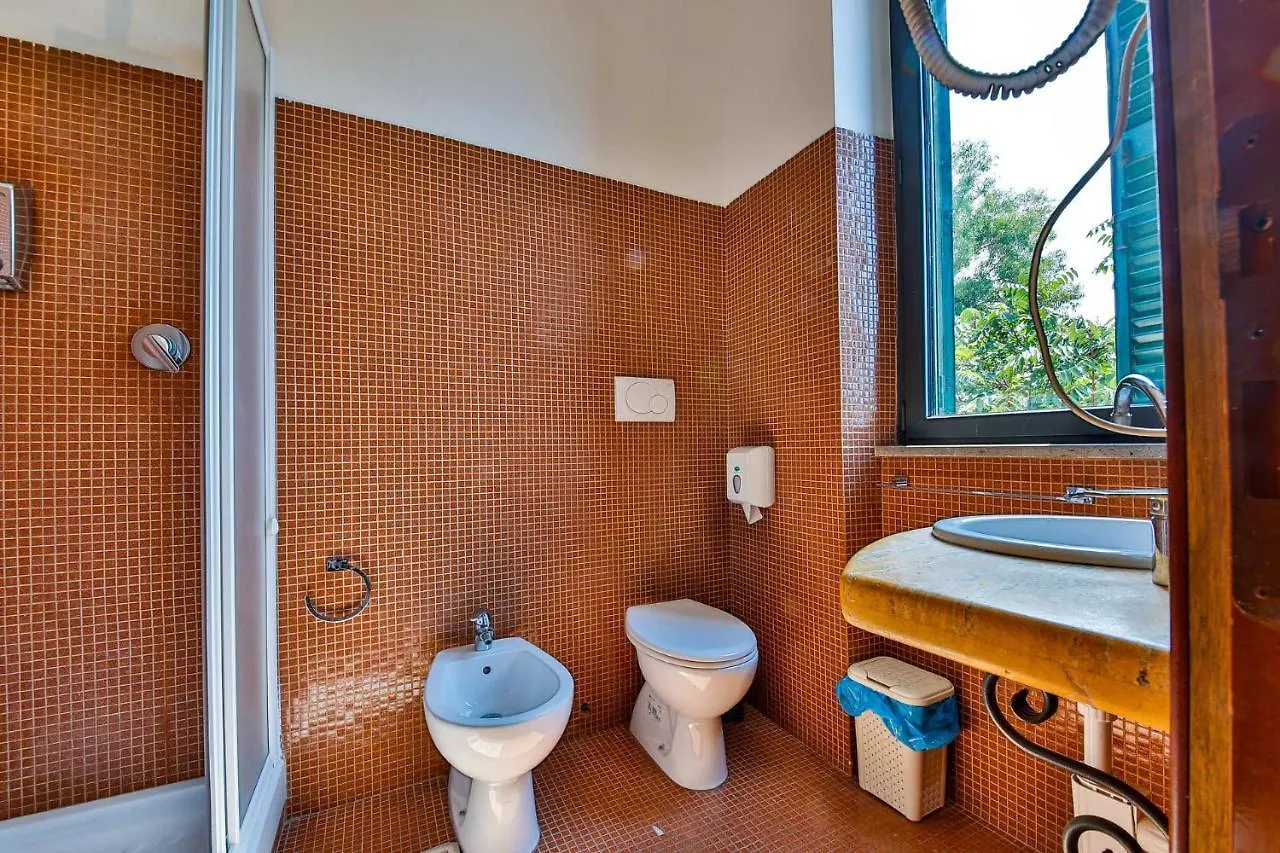 E-Room 42 Roma 0*,  Italia